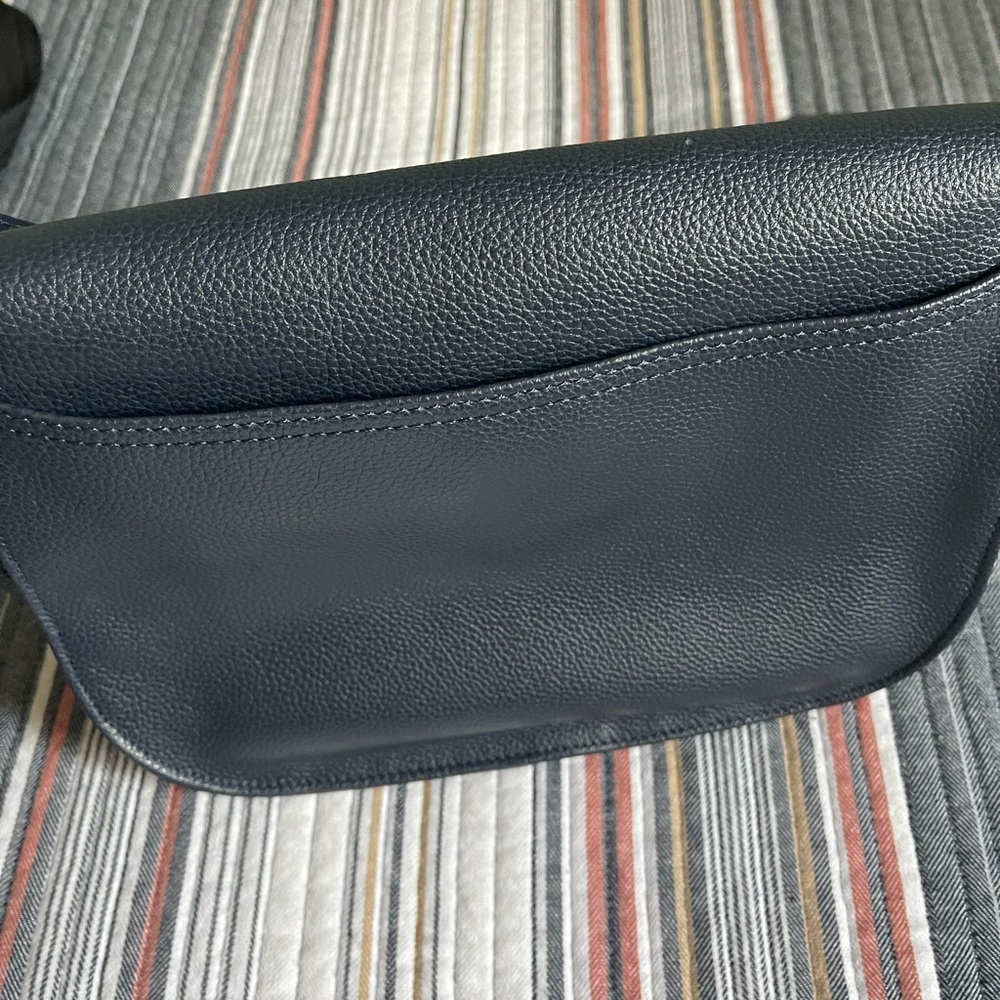 Longchamp Le Foulonne Saddle Bag. Beautiful,classic with plenty of pockets. - Picture 4 of 15